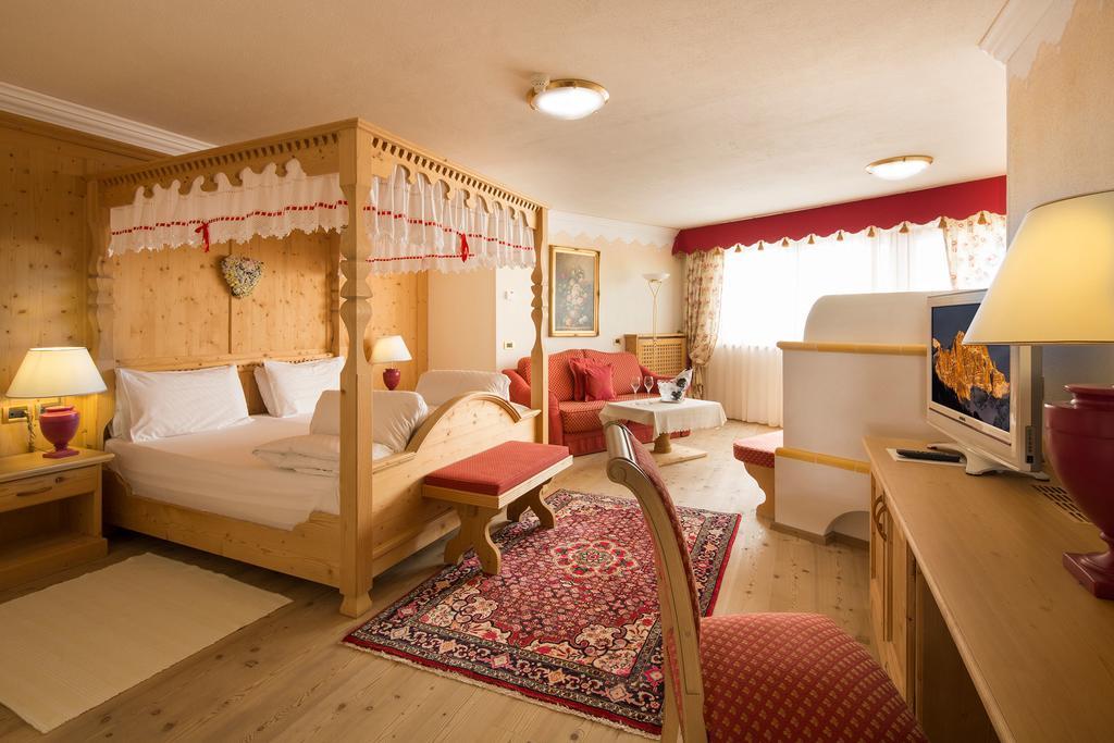 Hotel Sassongher كورفارا إنْ بادِيا المظهر الخارجي الصورة